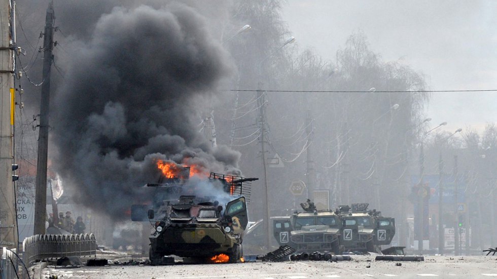 Vehículo blindado ruso ardiendo en la ciudad ucrania de Jarkóv. Fotografía tomada el 26 de febrero de 2022. El presidente ruso, Vladímir Putin, ha ordenado poner en alerta máxima a sus fuerzas de disuasión, las unidades responsables de manejar las armas nucleares, como respuesta a las sanciones y la actitud “agresiva” de miembros de la OTAN.