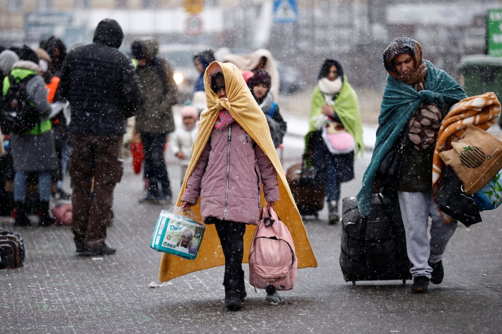 Un grupo de refugiados que huyen de la invasión rusa llegan a un campamento temporal en Przemysl (Polonia). El Alto Comisionado de las Naciones Unidas para los Refugiados (Acnur) ha cifrado este lunes en medio millón el número de ucranios que ya han escapado del país. La ONU considera a todas estas personas como refugiados. Otras 100.000 se han desplazado internamente en el país. Además, hay un número indeterminado de personas a las que se les ha impedido subir a los trenes para escapar de Ucrania.