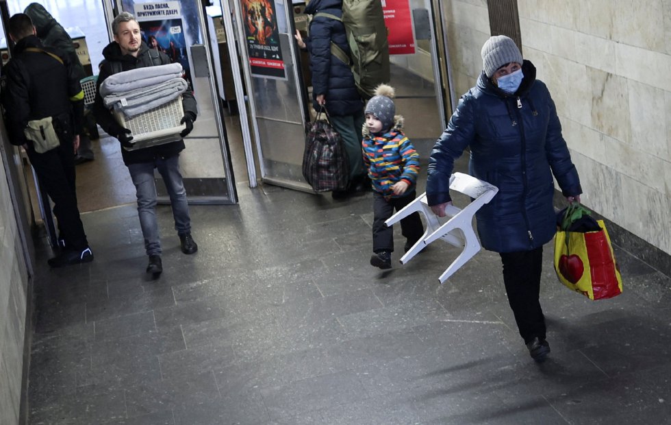 El metro de Kiev se ha convertido en el refugio diario para miles de ucranios cuando las alarmas antiáreas empiezan a advertir de la llegada de un nuevo castigo del Ejército ruso. En la imagen, civiles abandonan una de las estaciones del metro de Kiev tras cesar los bombardeos.