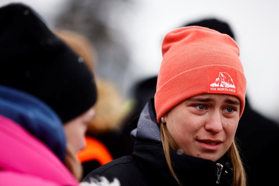Una joven ucrania llora tras llegar al campo temporal para refugiados de Przemysl (Polonia).