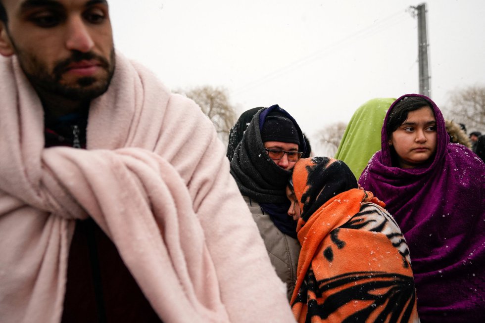 Mesar Ahmad Abdulrahmzia y su familia, que llegaron a Ucrania huyendo de la guerra de Afganistan, se encuentran de nuevo atrapados en mitad de una guerra. Ahora esperan a que un autobús les saque, de nuevo, del infierno.