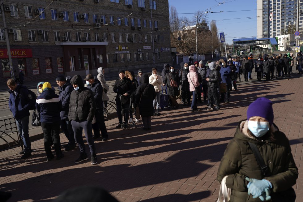 Los ciudadanos hacen cola en la entrada de un supermercado en la capital de Ucrania. Kiev acaba de salir de un estricto toque de queda durante el cual ningún civil ha podido salir a la calle durante más de un día.