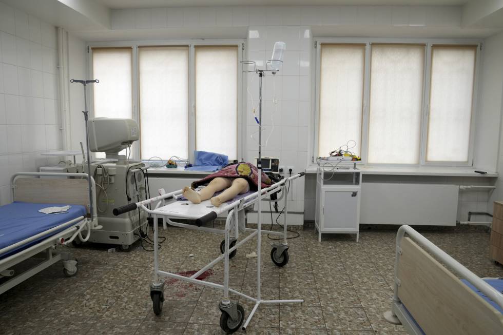 El cuerpo sin vida de una niña muerta durante el bombardeo de una zona residencial yace en una camilla del hospital de la ciudad de Mariupol, en el este de Ucrania.