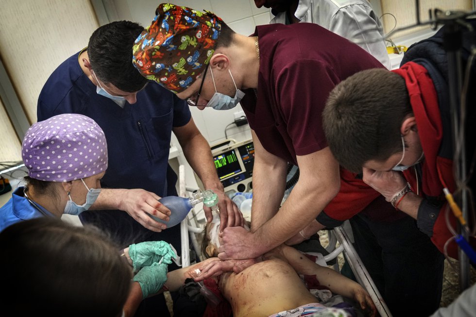 Personal sanitario del hospital de la ciudad de Mariupol realiza una masaje cardíaco a una niña que resultó gravemente herida durante un bombardeo en el este de Ucrania. Pese a los esfuerzos de los médicos, la niña no sobrevivió.