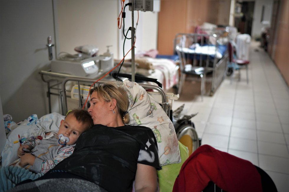 Elena, de 41 años, junto a su hijo David, de 2, han sido trasladados como muchos otros pacientes a uno de los sótanos del hospital pediátrico Okhmatdyt en Kiev, el más grande para niños de Ucrania. 