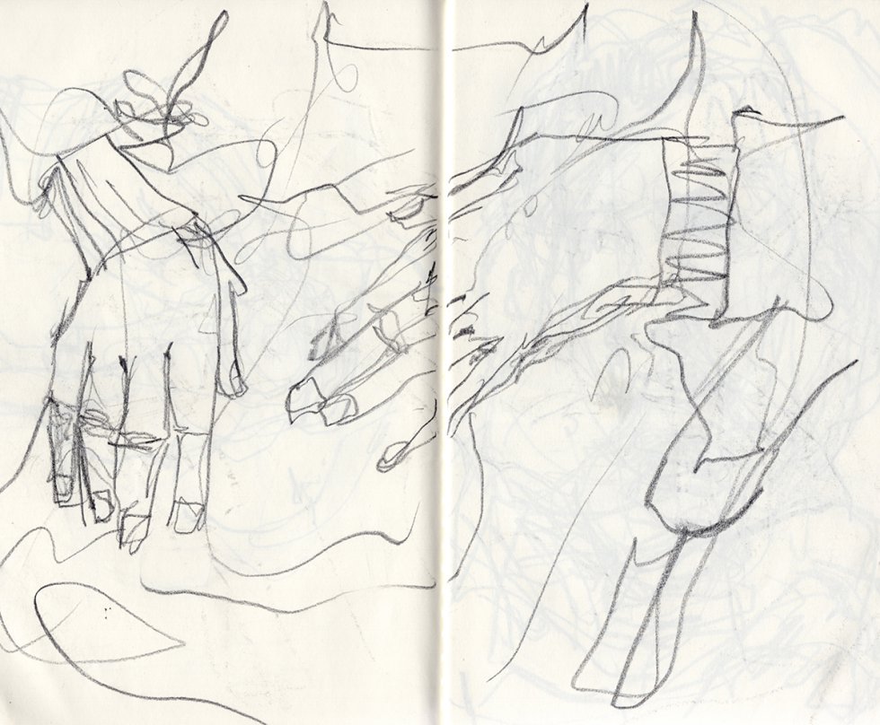 Le fascinaban sus manos, cada vez más rígidas por la edad.