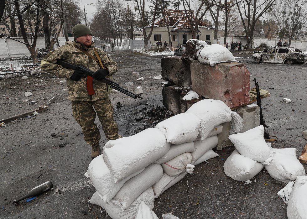 Një ushtar ukrainas qëndron roje në një pikë kontrolli në Brovary, afër Kievit, pas një bombardimi gjatë natës.