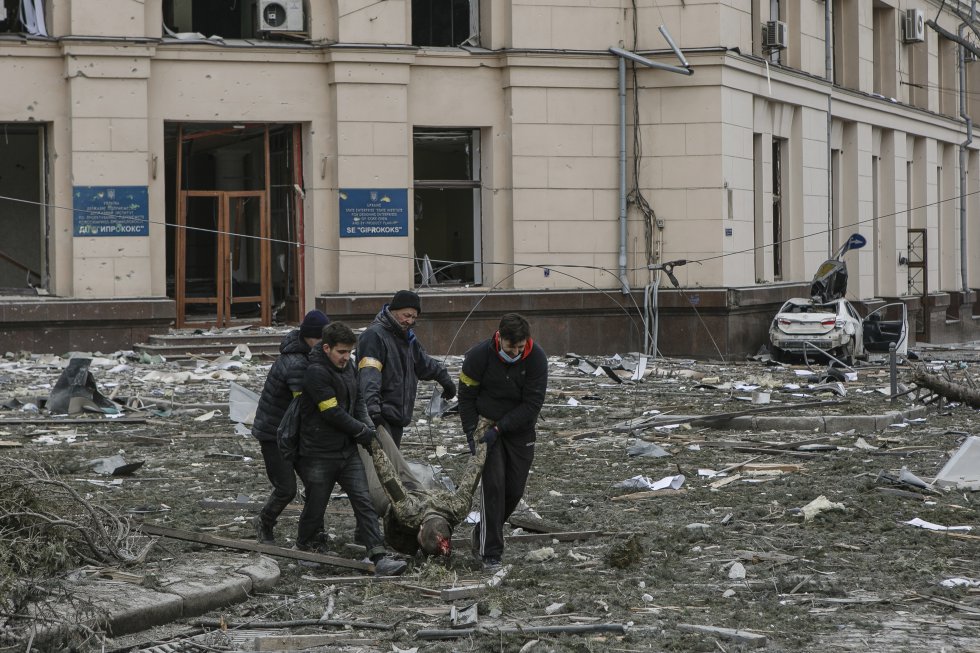 Vullnetarët ukrainas largojnë një viktimë nga godina e bashkisë së bombarduar në Kharkov, Ukrainë, të martën.