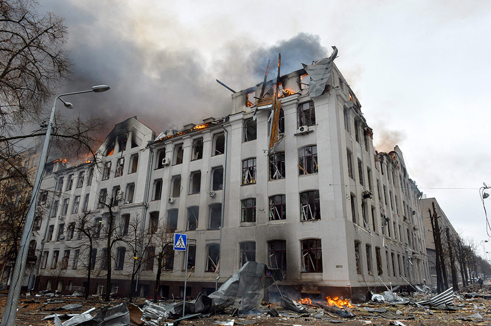 Imagen facilitada por el Servicio Estatal de Emergencia de Ucrania donde se muestra la destrucción de uno de los edificios de la Universidad de Járkov, tras ser atacado este miércoles. Ante la feroz resistencia ucrania tras siete días de ofensiva del ejército ruso, el presidente Vladímir Putin se ha lanzado a intensificar su ataque contra el corazón de las ciudades clave de Ucrania, con armas cada vez más poderosas.