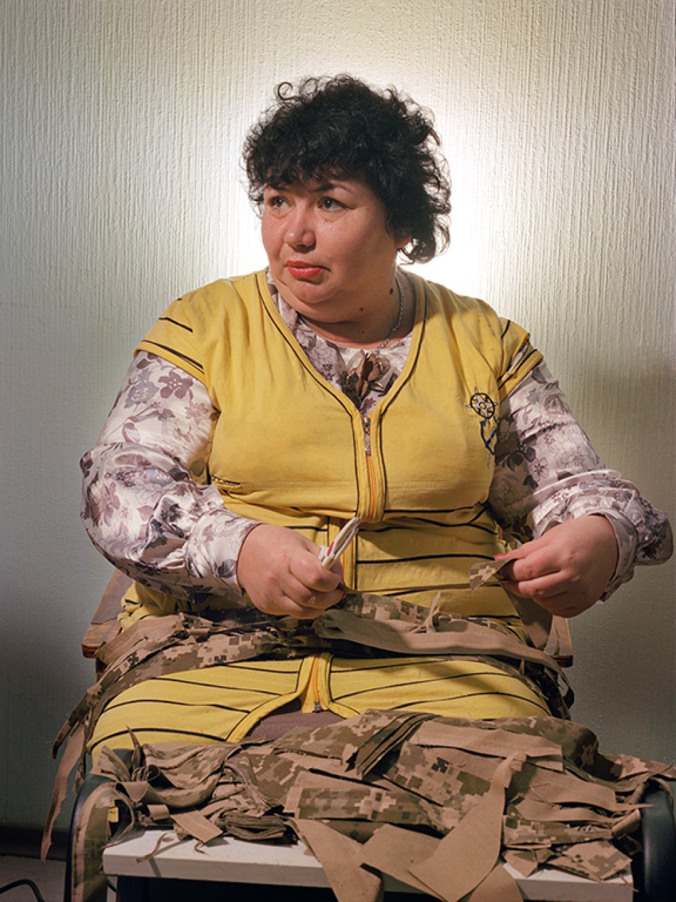 Evgenia Avramova cosiendo trajes de camuflajes, 2016.