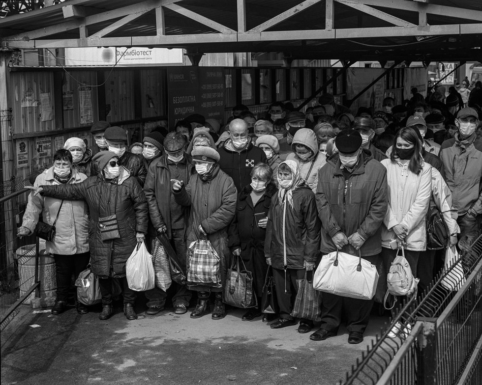 Cola para cruzar el puente de Stanytsia Luhanska, 2019.  