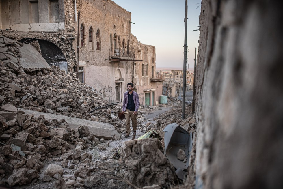 Fahad Herbo recorre las ruinas de la ciudad de Sinjar junto a su “Tembur” instrumento musical tradicional yazidí. El 3 de agosto de 2014 el autoproclamado Estado Islámico invadió las poblaciones de Sinjar con el objetivo de exterminar al pueblo yazidí, asesinando a los hombres, reclutando como soldados a los niños y secuestrando y esclavizando sexualmente a las niñas y mujeres.