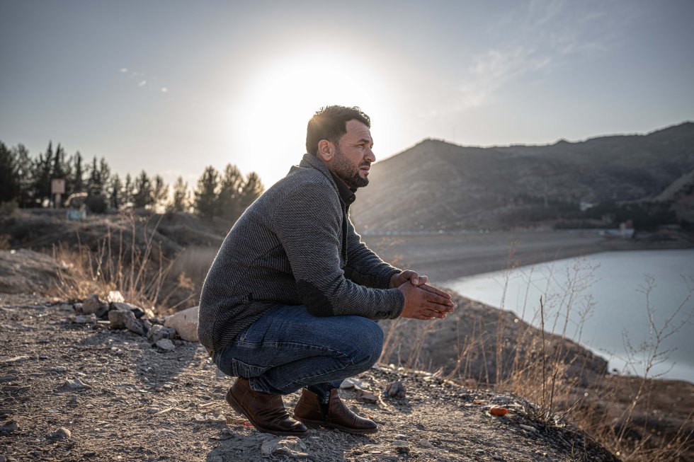 Falah junto al lago Duhok, región del Kurdistán iraquí donde miles de personas buscaron refugio y protección, allí se instalaron los campos de personas desplazadas yazidíes tras huir de la violencia del Estado Islámico.