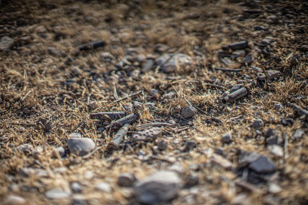 “Os convertís o moriréis”, fue el ultimátum que se convirtió en persecución y posterior genocidio. Miles de personas fueron ejecutadas en masa, fusiladas, enterradas en fosas comunes o murieron de sed y hambre en las montañas de Sinjar.