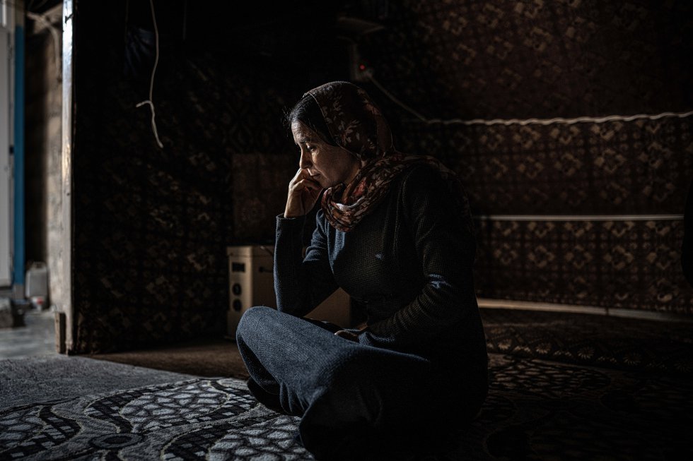 Seerin tiene la mirada perdida, pronuncia frases que duran 10 segundo y luego se ausenta. Cuando el Estado Islámico arraso su pueblo, Domiz de Sinjar, junto a su familia huyó a las montañas, pero fueron interceptados por los terroristas, a su marido lo asesinaron, a ella y sus hijas las llevaron a Mosul para ser vendidas, a sus hijos los reclutaron como soldados y se los llevaron a Deir Ezzor.