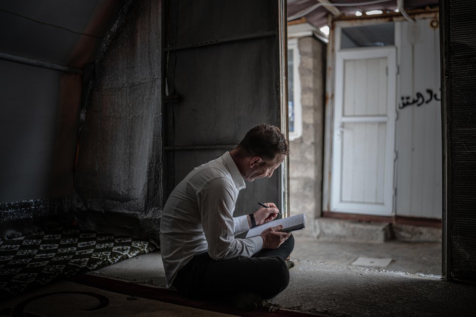 Dexil ha canalizado su angustia, en este limbo que es un campo de desplazados, a través la poesía.