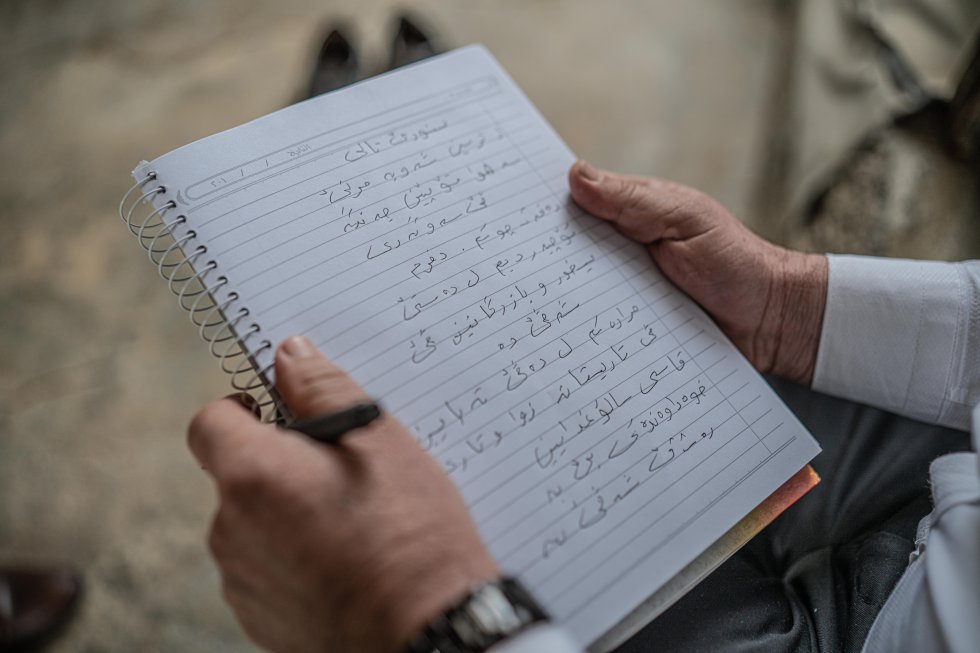 En sus relatos reflexiona sobre el aumento de los niveles violencia y desesperación en el que crecen los niños y la falta de proyección para los adultos que ha llevado a muchas personas a suicidarse.