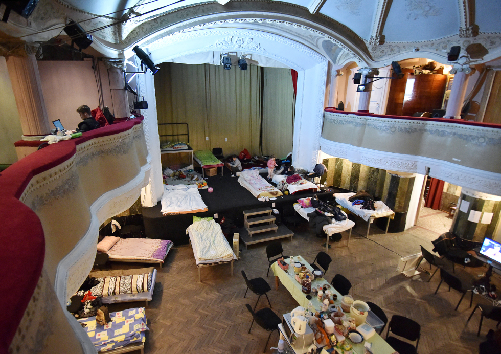 Ciudadanos ucranios pasan la noche en el Teatro de Les Kurbas, en Lviv (oeste), que se convirtió en un refugio para los evacuados de la guerra. República Checa declaró este jueves el estado de emergencia, que entrará en vigor al día siguiente y durará un mes, para afrontar la oleada de refugiados de guerra de Ucrania, informó el jefe del Ejecutivo, Petr Fiala.