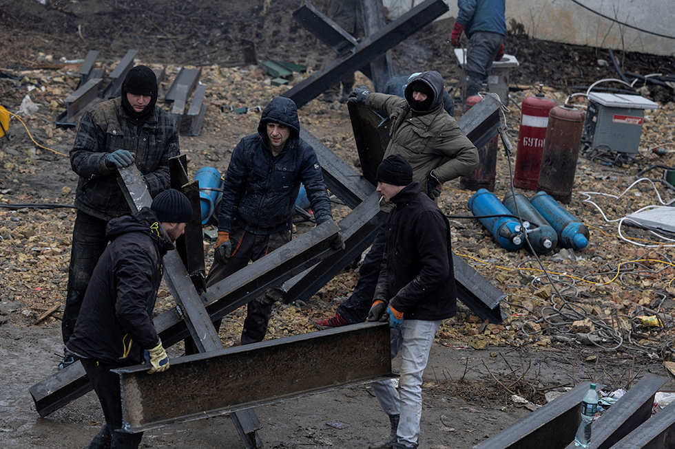 Los trabajadores de una empresa de construcción sueldan defensas antitanques para colocarlas en una carretera cercana a Kiev. El presidente de Ucrania, Volodímir Zelenski, prometió reconstruir el país cuando finalice la guerra y exigió a Rusia que pague por toda la destrucción que está causando su invasión.