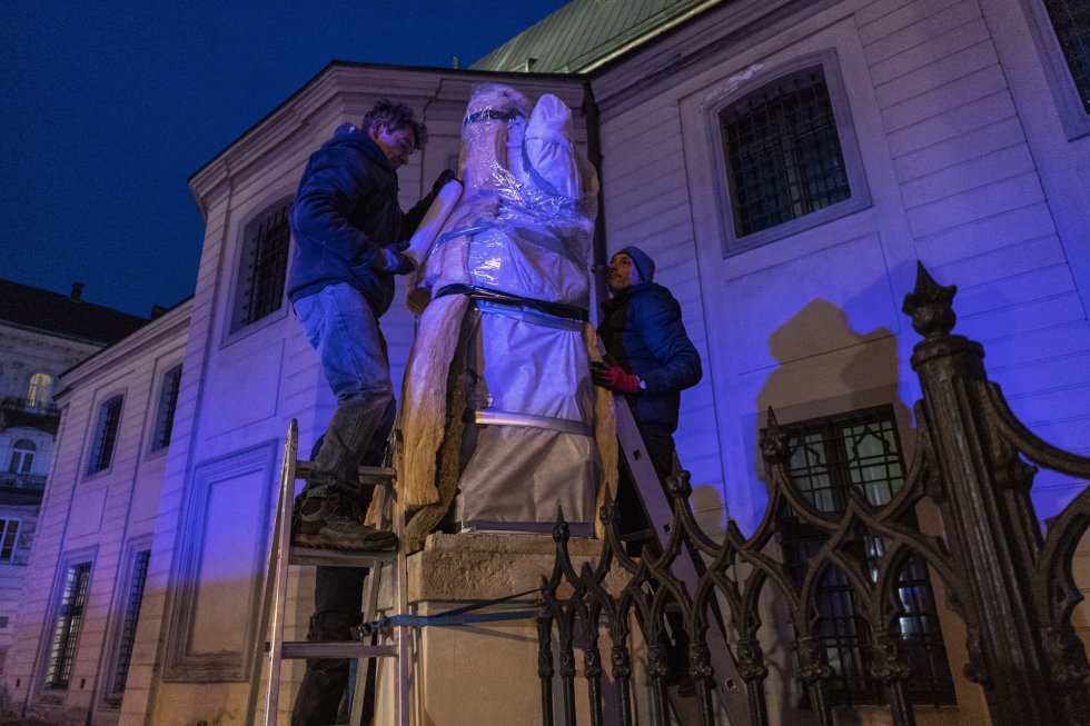 Dy vullnetarë mbulojnë skulpturat e Katedrales në Lviv. Shumica e miliona njerëzve të zhvendosur në vende të tjera të shkaktuara nga lufta kanë kaluar nëpër Lviv. Në stacionin e tij të trenit, një ndërtesë e bukur 'art nouveau' e vitit 1904, mijëra studentë të huaj janë gjithashtu të përqendruar këto ditë, veçanërisht nga Afrika dhe Azia, duke ikur nga konflikti.