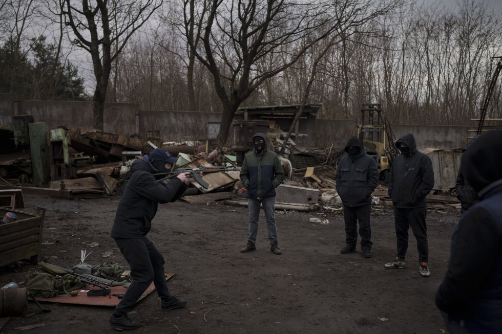 Roman, një ish-ushtar ukrainas i plagosur në luftime, udhëzon një grup civilësh se si të trajtojnë armët dhe të lëvizin gjatë një konflikti, jashtë Lviv. Qyteti kufitar me Poloninë, lidhja e Ukrainës me Evropën, supozon se mund të jetë bastioni kryesor kundër Rusisë. Pak në këtë qytet duan ta thonë me zë të lartë, por ideja është e pranishme në mesin e popullatës: nëse rrethimi rus do ta bënte të pamundur drejtimin e vendit nga Kievi, ose nëse kryeqyteti do të binte në duart e armikut, qyteti i tyre do të kishte për të marrë kryeqytetin e Ukrainës së Lirë.