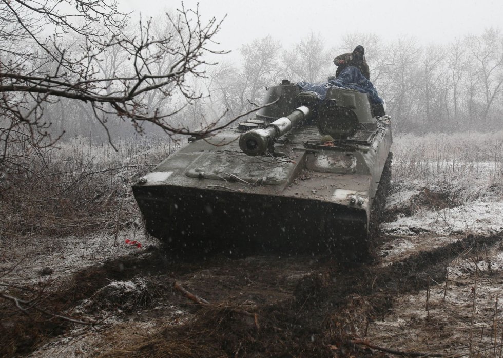 Një tank ukrainas përparon në rajonin e Luganskut. Presidenti rus Vladimir Putin nuk ka ndërmend ta kthejë krijimin e korridoreve humanitare në një lloj armëpushimi të përhershëm, pasi ka paralajmëruar se detyrat e pushtimit do të përmbushen në çdo rast dhe se përpjekjet e Ukrainës për të blerë kohë në negociata do të jenë në kot.