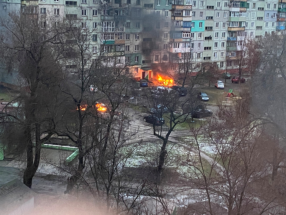 Lufta në një zonë të banuar të Mariupolit, këtë të enjte. Kjo enklavë strategjike në brigjet e detit Azov po përballon rrethimin e trupave ruse, ndonëse inteligjenca britanike ka siguruar këtë të premte në një deklaratë se rrethimi i qytetit me gati gjysmë milioni banorë është gjithnjë e më i ngushtë. “Infrastruktura e madhe është bombarduar nga trupat ruse”, njoftoi Ministria e Mbrojtjes e Mbretërisë së Bashkuar.