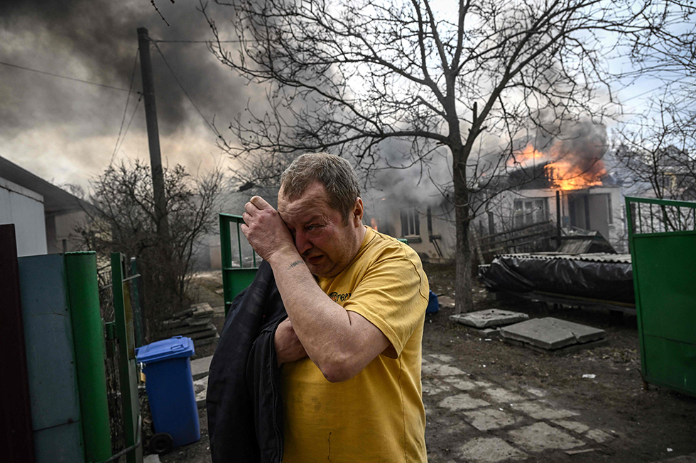 Yevghen Zbormyrsky, 49 vjeç, qan pasi kontrolloi gjendjen e shtëpisë së tij pasi ajo u bombardua në qytetin e Irpin. Ukraina i ka kërkuar Komitetit Ndërkombëtar të Kryqit të Kuq (KNKK) që të ndihmojë "urgjentisht" në krijimin e korridoreve humanitare, të cilat i ka vlerësuar në nëntë, pas arritjes së një marrëveshjeje me Moskën një ditë më parë për një armëpushim të përkohshëm humanitar në luftë. shkaktoi pushtimin rus të Ukrainës, nëntë ditë më parë tani.