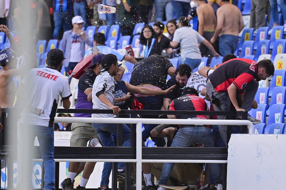 Pese a las escenas de brutalidad, la jornada del fútbol mexicano continuó como si no hubiese pasado nada.