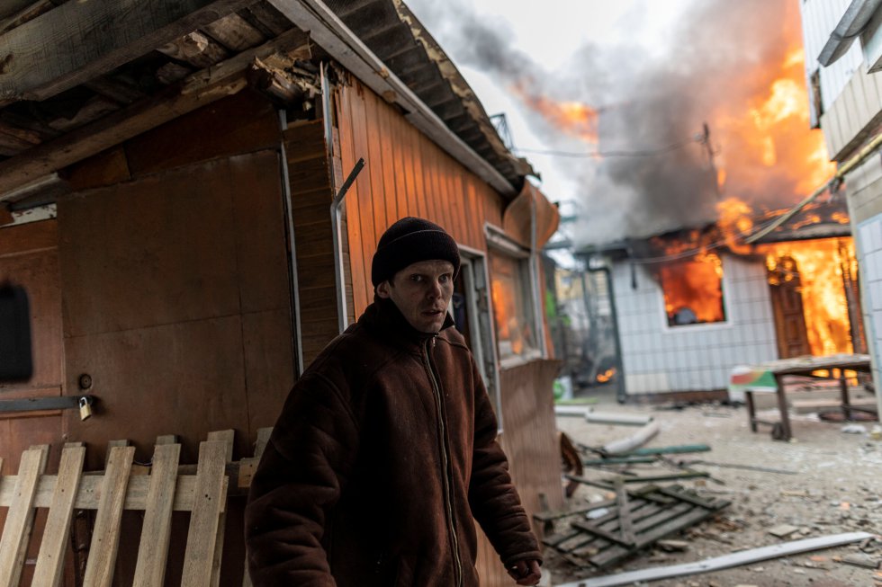 Un vecino junto a una casa en llamas en la localidad de Irpin, este domingo. Más de 2.000 personas han sido detenidas hasta el momento por protestar hoy en 44 ciudades de Rusia contra la invasión de Ucrania, según el portal OVD-Info, una de las principales fuentes para seguir la represión de los opositores en Rusia.