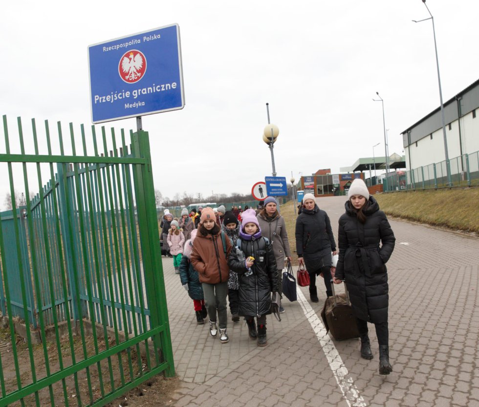 Un grupo de refugiados llega a Przemysl, frontera de Ucrania y Polonia, este domingo. El presidente de Turquía, Recep Tayyip Erdogan, ha pedido a su homólogo ruso, Vladímir Putin, que declare un alto el fuego "inmediato", que abra corredores humanitarios y que firme un acuerdo de paz.