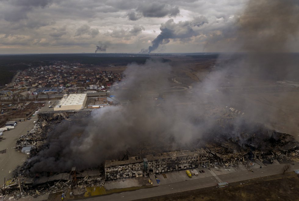 Vista del incendio de una fábrica y una tienda tras ser bombardeas en Irpin. Oksana Markarova, embajadora de Ucrania en Estados Unidos, ha calificado a Rusia de "estado terrorista" en una entrevista con Fox News este domingo.