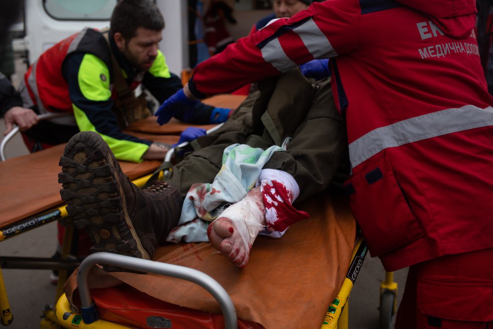 Un militar ucranio herido recibe ayuda médica en Kiev.