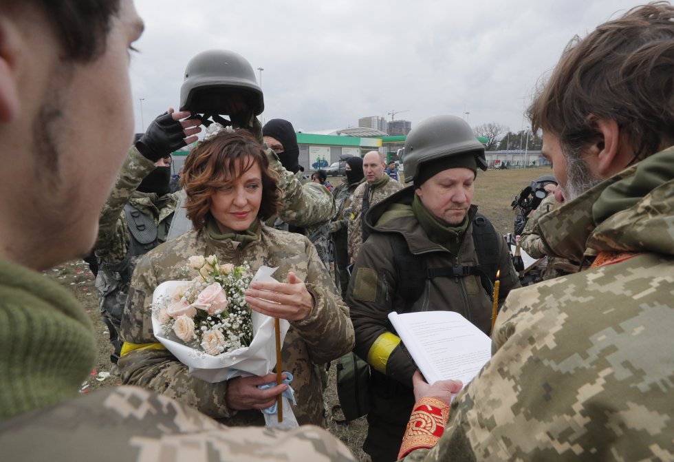 En plena ofensiva del Ejército ruso sobre Kiev, una pareja de las Fuerzas de Defensa Territorial de Ucrania, Lesia Ivashchenko y Valerii Fylymonov, se ha casado este domingo cerca de uno de los 'checkpoints' militares de la ciudad, la capital del país.