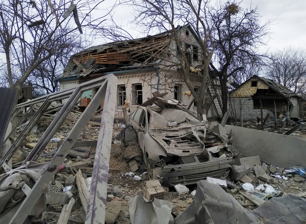 Daños por los bombardeos en Markhalivka, cerca de Kiev. Cientos de miles de personas resisten desde hace cuatro días en condiciones límite en Mariupol. “Ayer recogimos agua de nieve y de lluvia para poder beber. Hoy hemos tratado de conseguir agua en las distribuciones, pero la cola es enorme”, relataba el sábado uno de los trabajadores en la zona de Médicos sin Fronteras (MSF) en una nota enviada por la organización, que ha advertido de que la situación en la ciudad es crítica.
