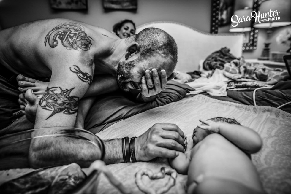 'El padre que llora', ha sido la Mejor Foto de Posparto. Realizada por Sara Hunter en Estados Unidos y muestra las emociones que siente un padre tras el nacimiento de un hijo.