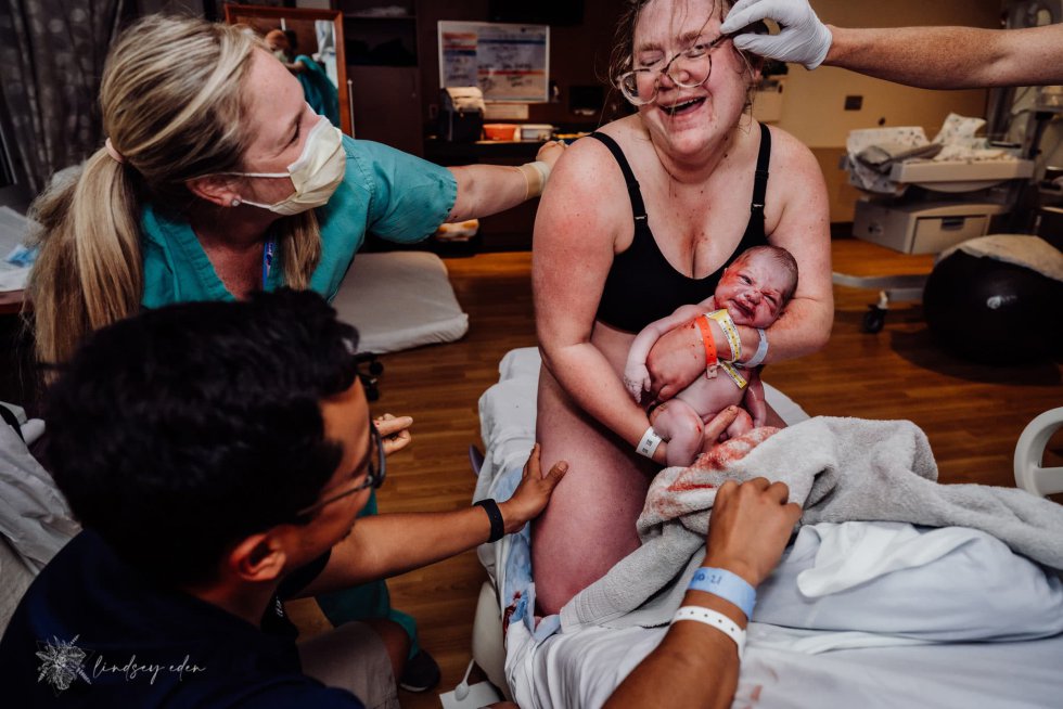 'Absoluta Alegría', la fotógrafa Lindsey Eden (Estados Unidos) compite con esta imagen que muestra un parto en casa.