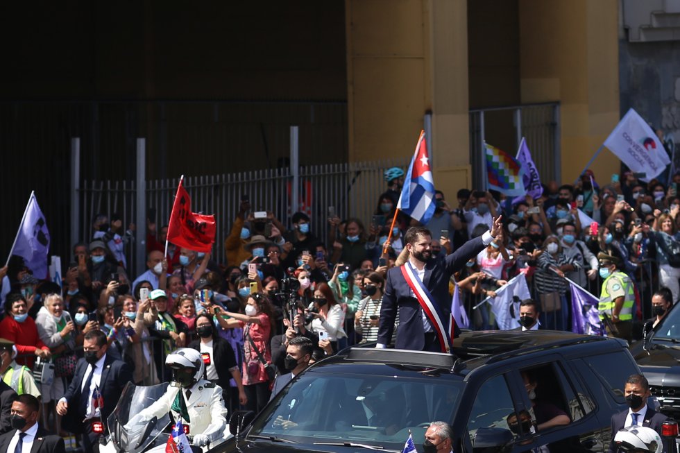 Gabriel Boric recorre las calles de Valparaíso tras haber jurado como nuevo presidente de Chile.