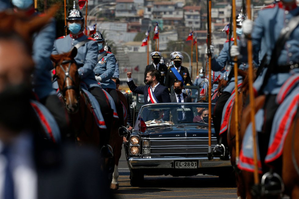 Gabriel Boric a su salida del Congreso de Valparaíso, Chile.