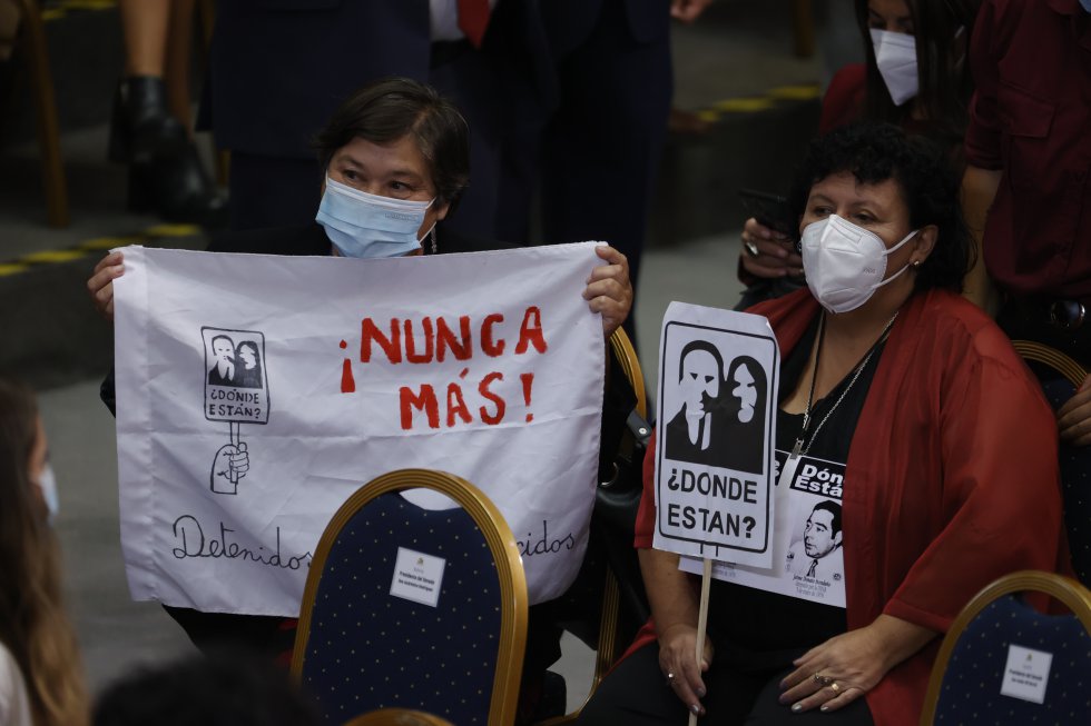 Lorena Pizarro (der.), presidenta de la Asociación Familiares Detenidos y Desaparecidos de Chile, arriba al Congreso Nacional, en Valparaíso, para participar en la ceremonia.