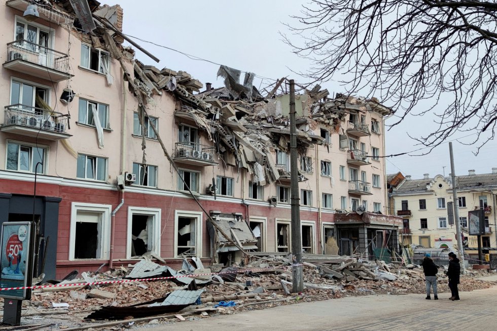 Fachada del hotel Ucrania, destruido durante un ataque aéreo en Chernihiv. El ministro británico de Economía, Rishi Sunak, instó este domingo a las empresas británicas a dejar de invertir en Rusia y les pidió pensar "con mucho cuidado" cualquier iniciativa que pueda apoyar al régimen de Vladímir Putin.