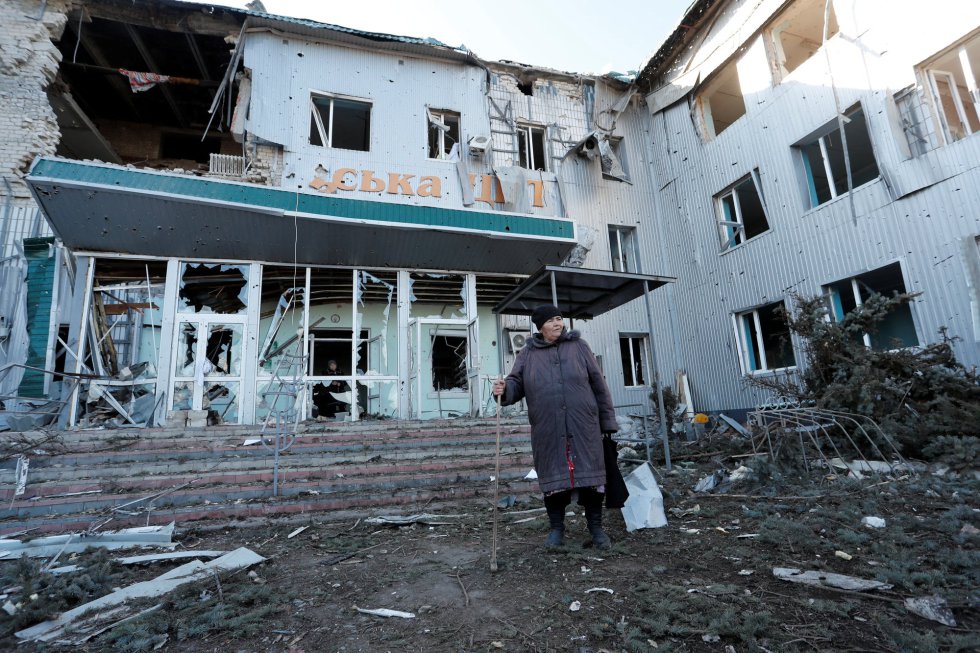 Una mujer junto a un hospital destruido en la ciudad de Volnovaja. El Ejército ruso ha lanzado en la madrugada un ataque al aeropuerto de Ivano-Frankivsk, asegura Ruslan Martsinkiv, el alcalde de esta localidad en el oeste de Ucrania, a 153 kilómetros de Rumania.