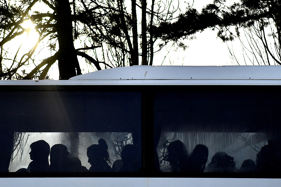 Ciudadanos ucranios en el interior de un autobús tras llegar al cruce fronterizo de Siret (Rumania). Un total de 3.117 ucranios se han registrado como refugiados en Suiza, de los que 2.011 han sido acomodados en centros federales de asilo y 1.106 en hogares privados que se han ofrecido para recibirles, informó este domingo la Secretaría de Estado para la Migración.