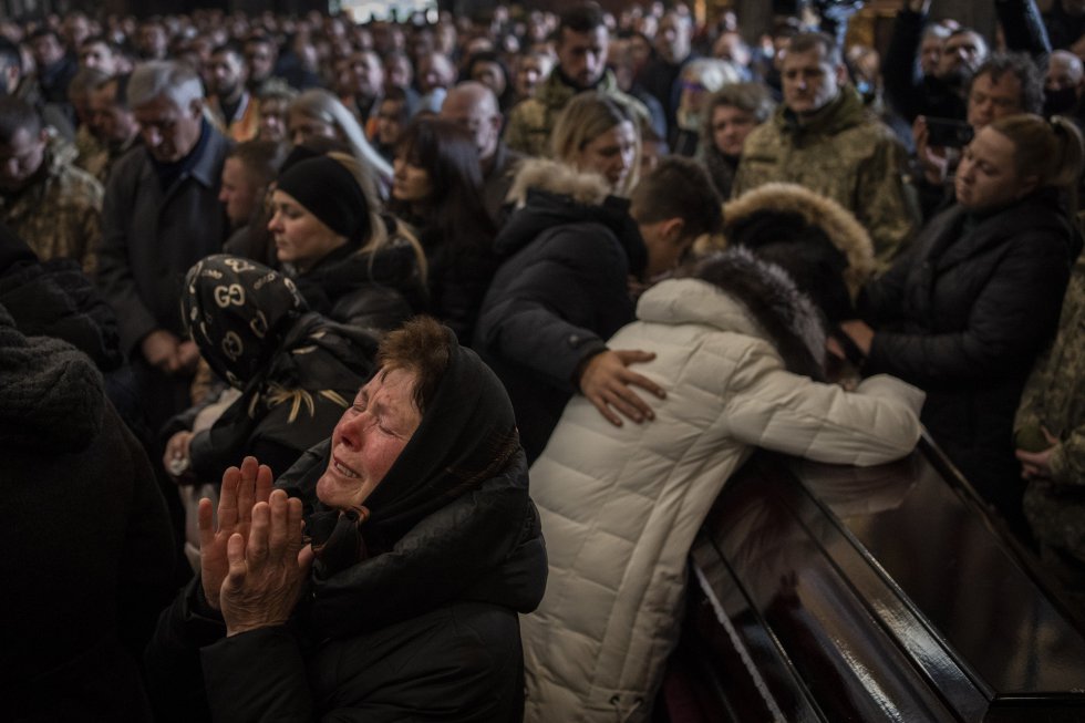 Funeral por cuatro militares ucranios muertos durante un ataque aéreo en una base militar en Yarokiv. La vice primera ministra de Ucrania, Iryna Vereshchuk, ha denunciado este miércoles que las tropas rusas están disparando desde el hospital regional de Cuidados Intensivos de Mariupol (sudeste), con el que se hicieron el martes y en el que tienen unos 400 rehenes.