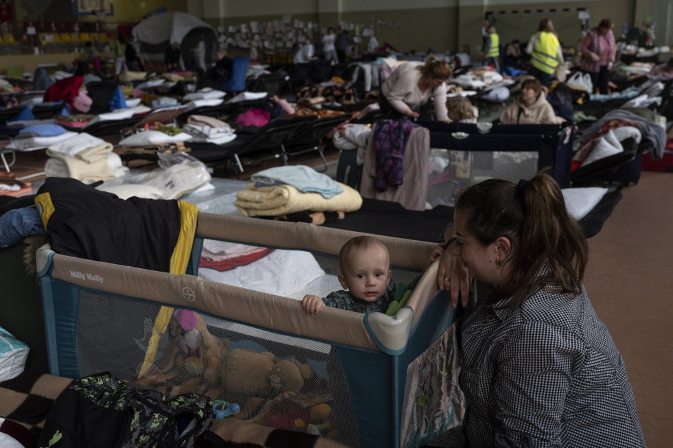 Vlad, de un año, junto a su madre Natasha, en un centro de refugiados en Medyka (Polonia). Al menos 103 niños han muerto y más de un centenar han resultado heridos en Ucrania desde que comenzó la invasión del país por las tropas rusas el pasado 24 de febrero, según el último informe publicado este miércoles por la Fiscalía General del país.