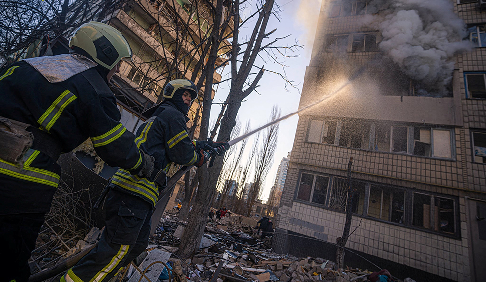 Dos bomberos trabajan en un edificio residencial atacado este miércoles en Kiev. El ministro de Exteriores ruso, Serguéi Lavrov, ha dicho esta mañana que el diálogo “no es fácil”, aunque hay “esperanza para el compromiso”. A pesar de ello, las tropas rusas han vuelto a bombardear Kiev, donde se han oído al menos tres fuertes explosiones y dos edificios de doce y nueve plantas, respectivamente, han sido atacados.