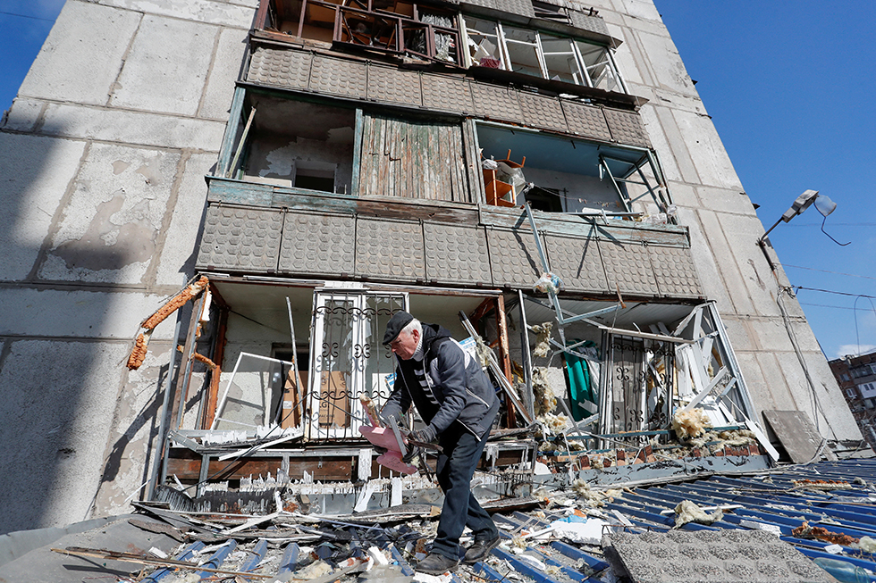 Un hombre retira escombros de un edificio residencial en Makiivka, en las afueras de Donetsk. El Ministerio de Defensa del Reino Unido acaba de hacer público un nuevo informe de inteligencia donde analizan la situación en Ucrania y señala que las tropas rusas permanecen, en gran medida, atascadas a la red de carreteras de Ucrania.