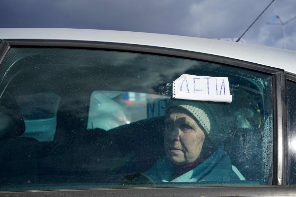 Una mujer en un coche tras huir de la ciudad de Mariupol. Mariupol se enfrenta a una catástrofe humanitaria según las agencias de ayuda, ya que los intensos bombardeos han dejado a unos 400.000 habitantes sin agua corriente ni calefacción y con escasez de alimentos. Más de 2.100 residentes han muerto en Mariupol desde la invasión rusa, según las autoridades de la ciudad.