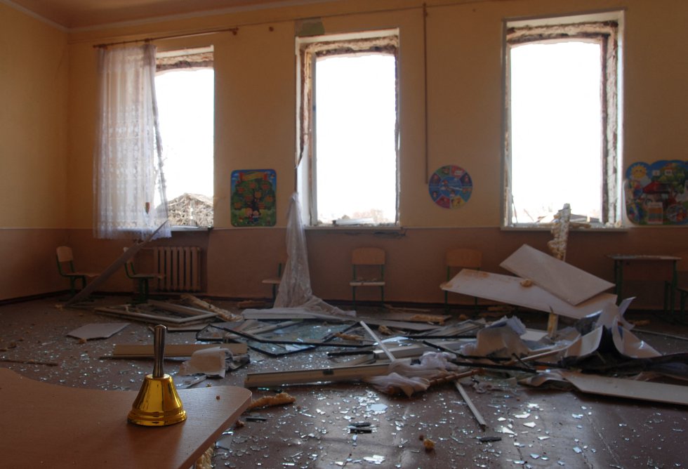 Vista del interior de una escuela dañada por bombardeo en Járkov, este miércoles. En la tarde de este miércoles, los jueces del Tribunal Internacional de Justicia de Naciones Unidas (TIJ) han dictado medidas cautelares en las que ordenan a Rusia que suspenda inmediatamente las operaciones militares en Ucrania iniciadas el 24 de febrero.