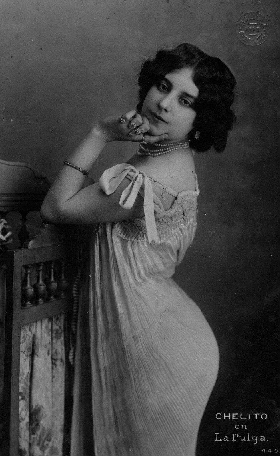 La Chelito (1885-1959). Ella fue una de las muchas cupletistas que interpretó el famoso tema ‘La Pulga’. En su vida se basa la novela ‘La Coquito’, de Joaquín Belda, famosa por su contenido ya no erótico, sino directamente pornográfico.